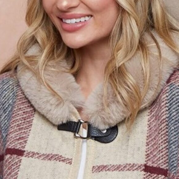 On Blue Women's Poncho Faux Fur Hooded Wrap Cape Size L/XL Plaid Arm Holes Boho - Picture 8 of 16